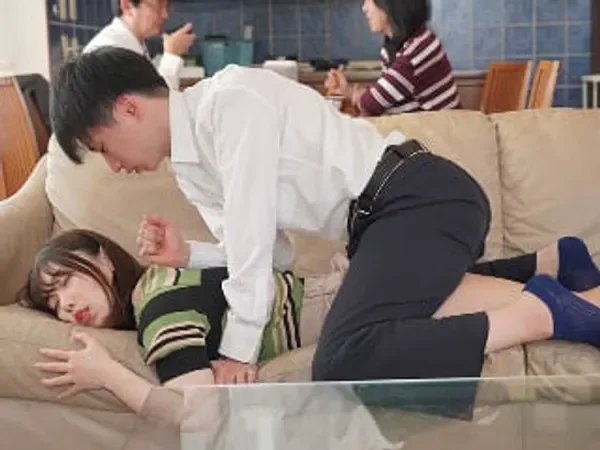 Địt nhỏ bạn thân nứng lồn
